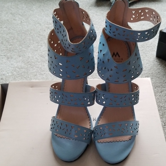 Light blue heels - Picture 2 of 2